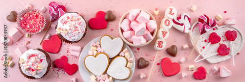 Foto Valentines day cookies, chocolates and sweets