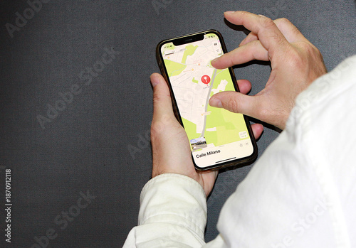 Tableau sur toile Buscando calle en app mapa de smartphone móvil con ubicación y geolocalización p