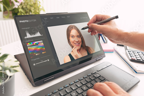Foto Photo retoucher working on 2-in-1 laptop