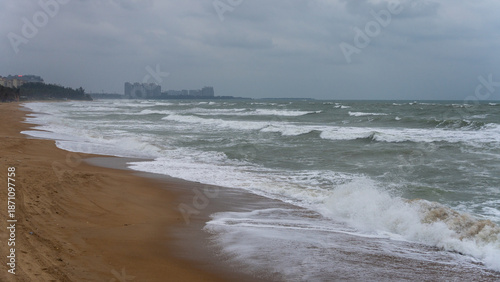 Powerful Ocean Waves Crashing
