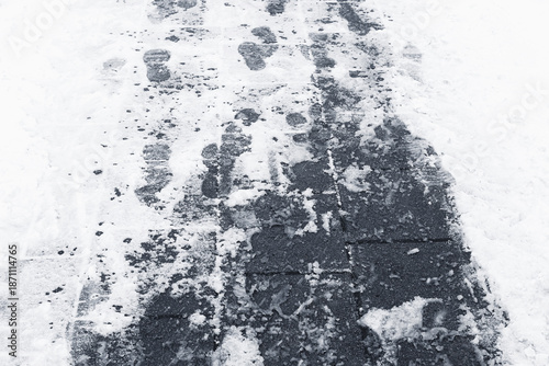 Εκτύπωση καμβά Slippery sidewalk with snow and footprints