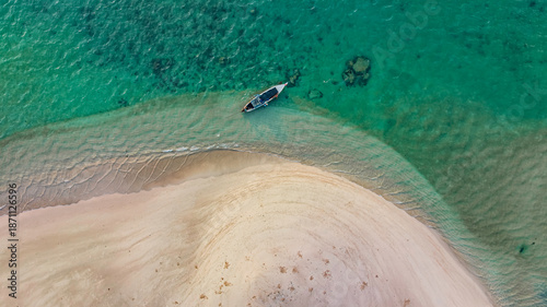 Canvas-taulu Aerial view a boat setting sail out of the beach