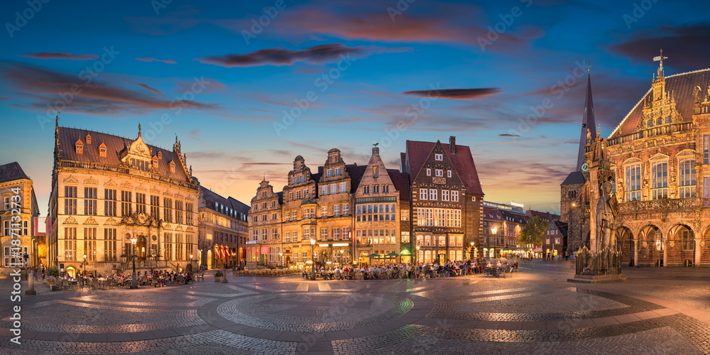 Fototapeta premium Panoramic view of the Market Square in Bremen, Germany at night