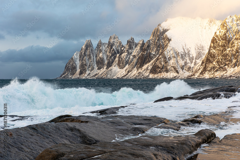 Obraz premium Blick von der Tungeneset auf die Teufelszähne Berge auf der Insel Senja in Norwegen im Winter 