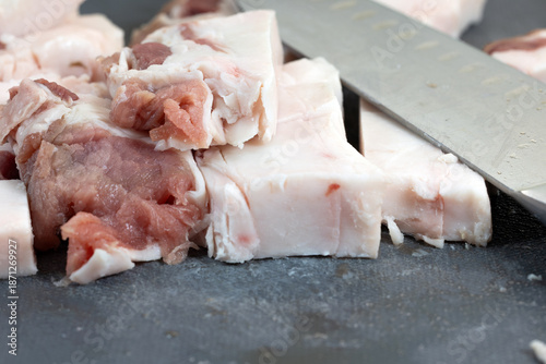 Valokuva Meat cut into pieces for lunch. Chunks of raw lard on a plate.