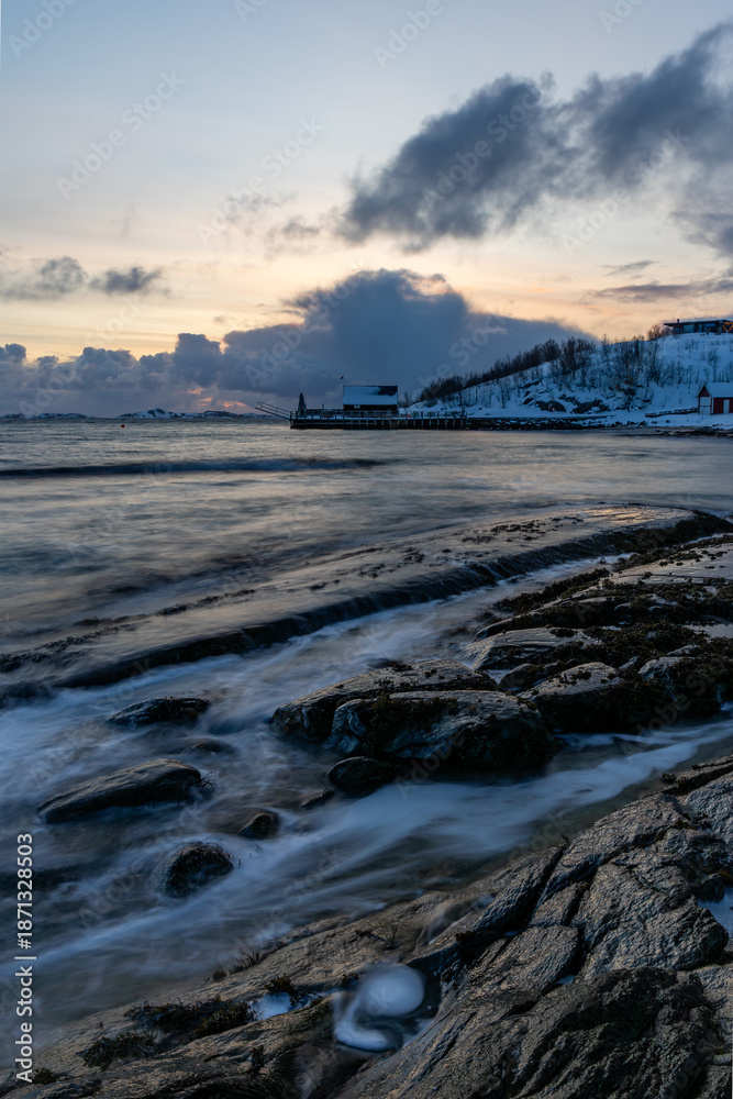 Fototapeta premium Sonnenuntergang an der Küste von Skaland am Bergsfjorden auf der Insel Senja in Norwegen im Winter 