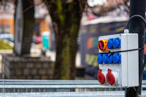 Foto Temporary electrical distribution box with power sockets installed in an urban s