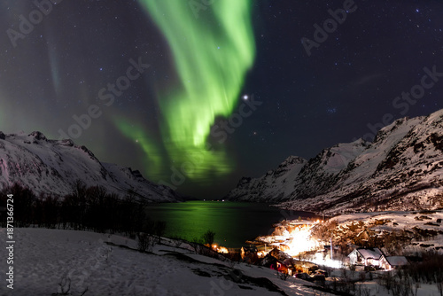 Tableau sur toile Nordlicht über dem Ersfjord auf der Insel Kvaløya im Norden von Norwegen im Wint