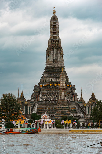 Foto The temple of Wat Arun from the water