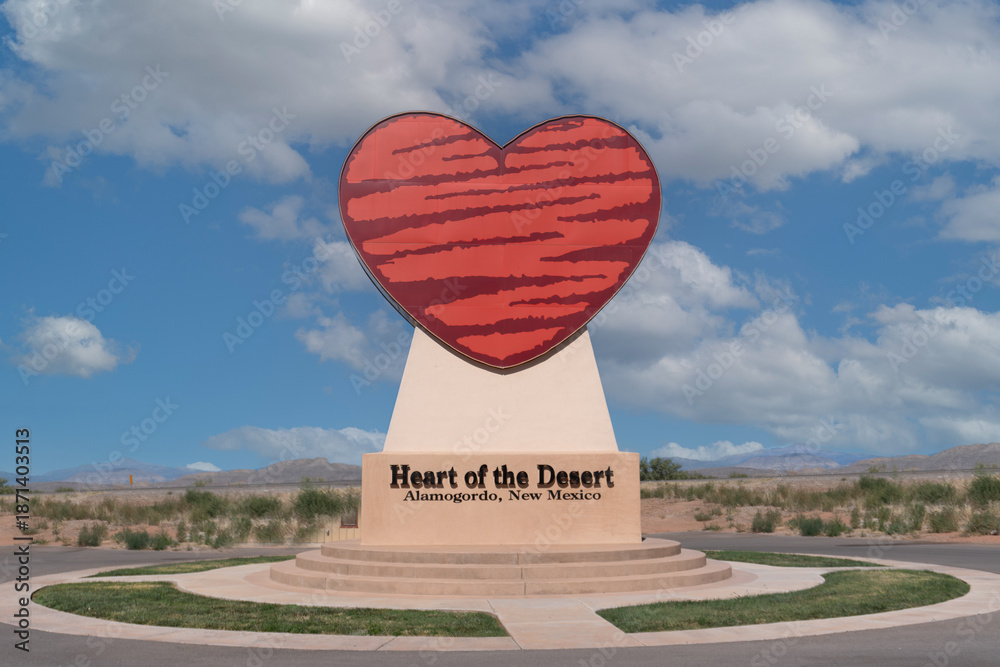 Naklejka premium Alamogordo, New Mexico: Heart of the Desert, a working pistachio ranch and vineyard with retail. Homegrown pistachios, wines, cookies, and candies. Giant heart near Highway 54. 