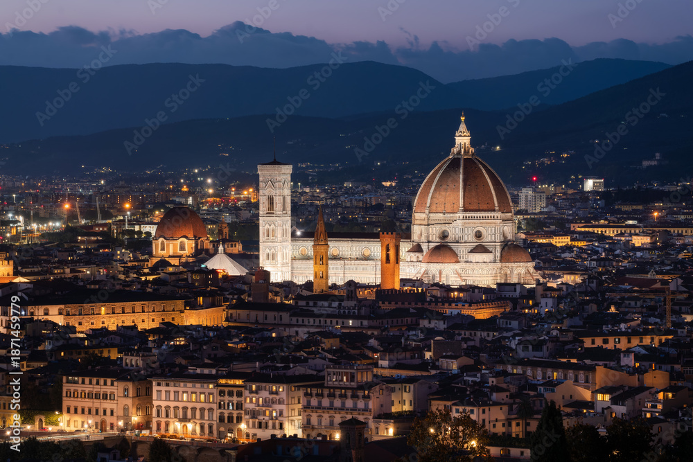 Fototapeta premium Blue Hour over Florence: Renaissance Skyline and Cathedral Views in Tuscany