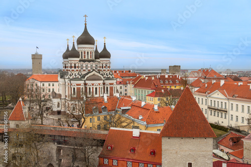 Catedral ortodoxa y murallas en el casco histórico de Tallin, Estonia