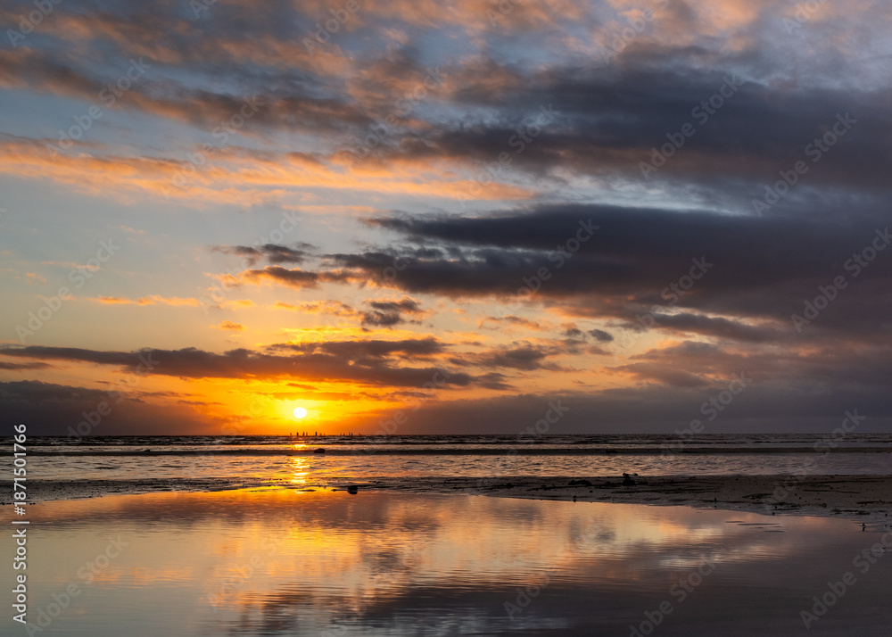 Obraz premium Sunset Reflection in Beach Puddle