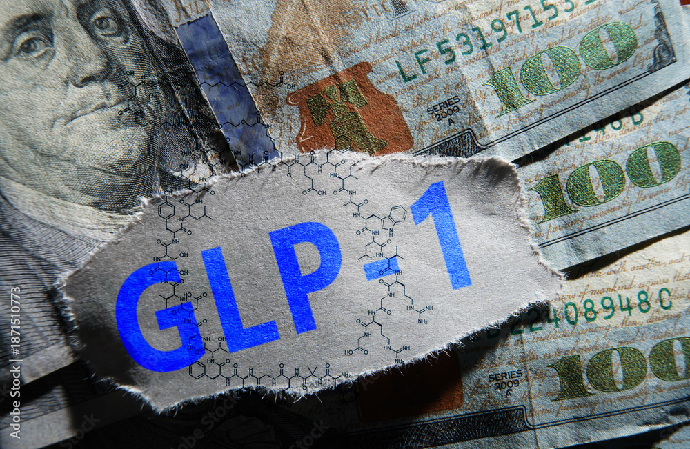 Naklejka premium GLP-1 news headline and semaglutide molecule structure on assorted one hundred dollar bills