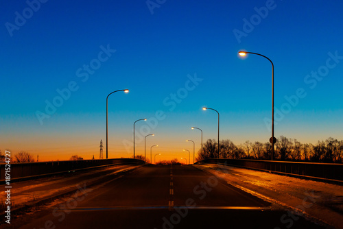 Bild auf Leinwand 明け方の道路
