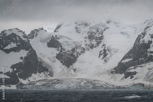 Fotografie Antarctic Glacier and Snow Covered Mountains in Elephant Island Wide