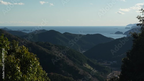 荷坂峠から望む山並みと海　三重県紀北町