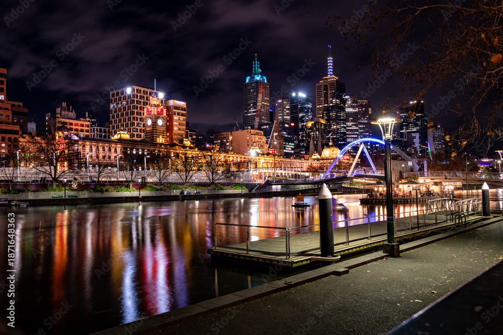 Naklejka premium Yarra river in Melbourne during bight