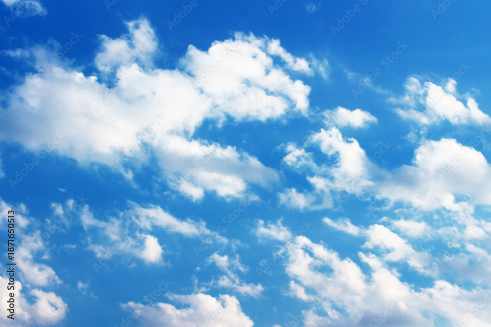 Fototapeta premium Blank sky surface with small clouds