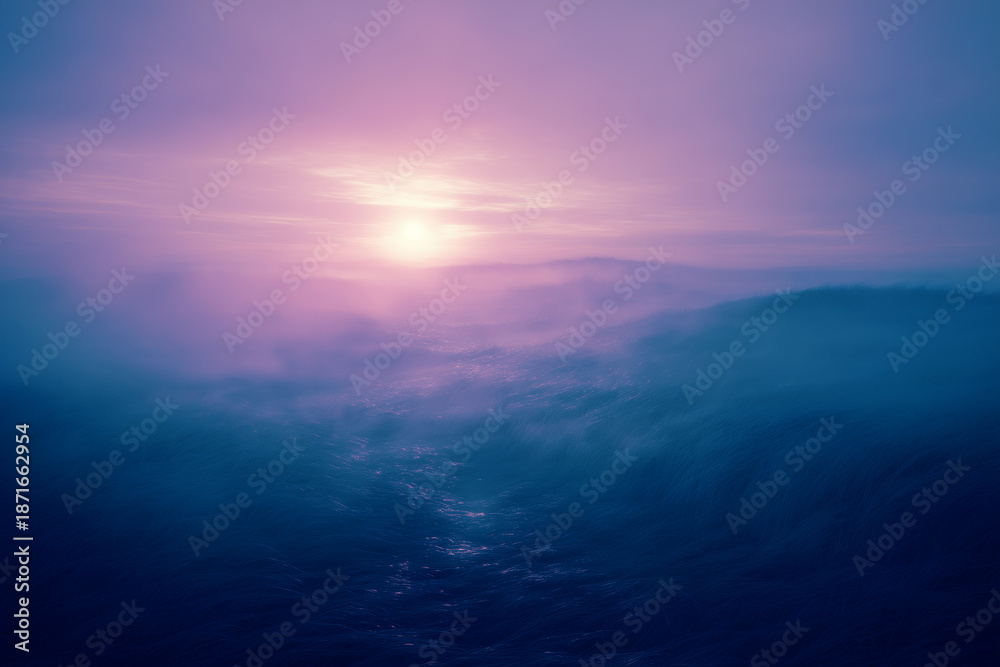 Obraz premium 霧に包まれた幻想的な夜明けの光景