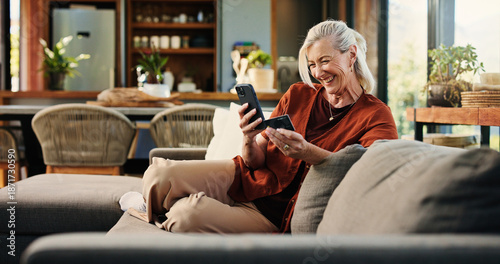 Canvas Print Senior woman, phone and credit card for online shopping in home, easy payment and digital banking for bills