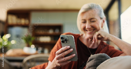 Foto Happy, woman and relax with smartphone, lounge and watching videos on social media and subscription