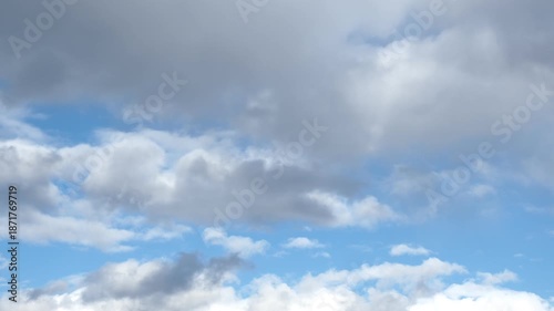 タイムラプスで撮影した青空と雲の変化の風景