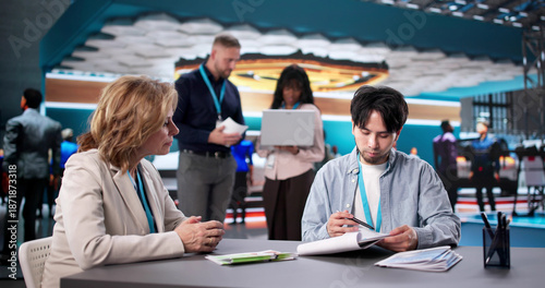 Foto International Trade Fair Meeting: Diverse Team Promoting Employment