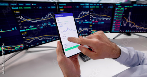 Tableau sur toile Smart Stock Broker Analyzing Exchange Rates