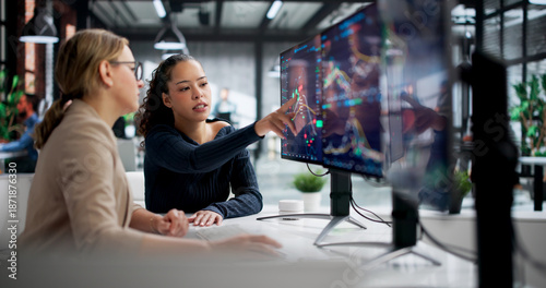 Cuadro en lienzo Successful Latina Broker Analyzing Stock Market Trends
