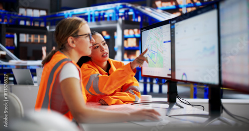 Fotografia Women Using Route Planning App For Logistics And Fleet Management