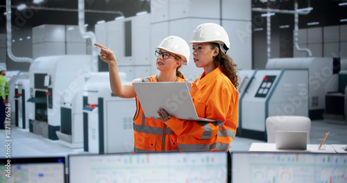 Foto Safety Inspection Conducted To Protect Workers In Manufacturing Facility