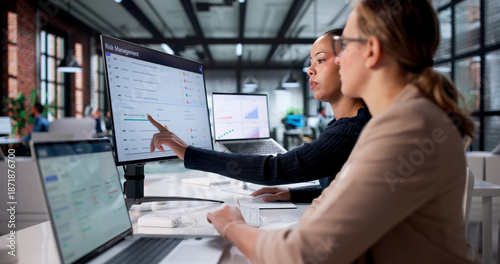 Foto Analyzing Market Data On Corporate Software