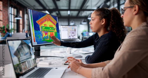 Foto Latin Engineer Detects Thermal Energy Loss In House