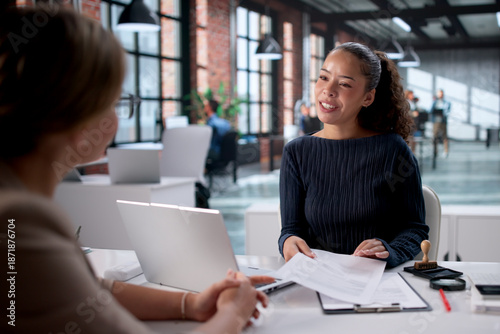 Fotografie Hispanic Woman Working In An Office