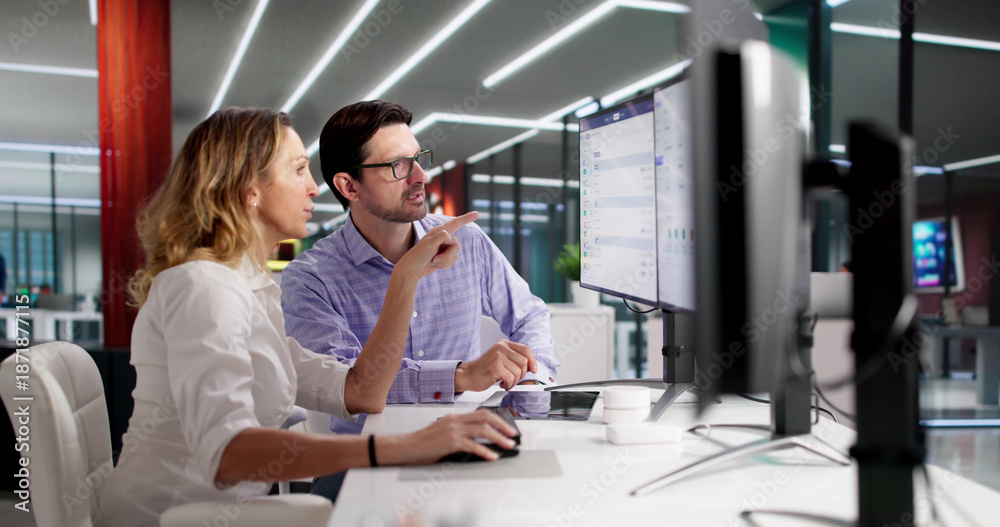 Fotografija Man Using HR Software To Screen Interview Candidates