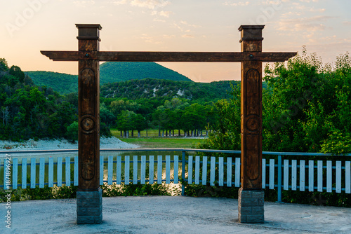 Foto a wooden arch on the shore of Lake Sukko in the Caucasus Mountains