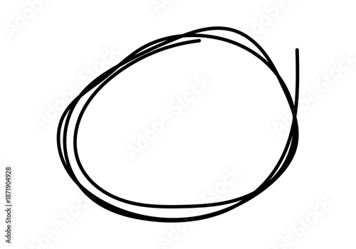 Círculo trazado a mano con trazos de bolígrafo negro 