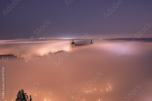 alcazar de  toledo por la noche con niebla