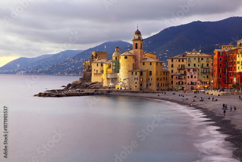 Fotografie Camogli  mit der Kirche Santa Maria Assunta an der Ligurischen Küste