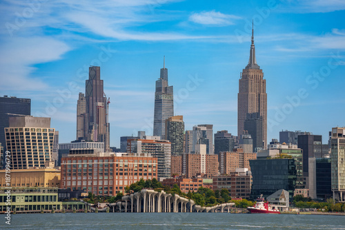 Fotografía Panoramic view of the Midtown Manhattan skyline featuring the Empire State Building and Little Island park at Pier 55 from the Hudson River, New York City