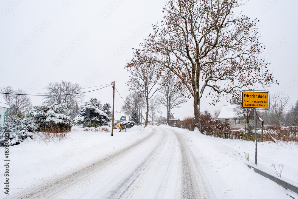 Obraz premium Schneebedeckte Landstraße