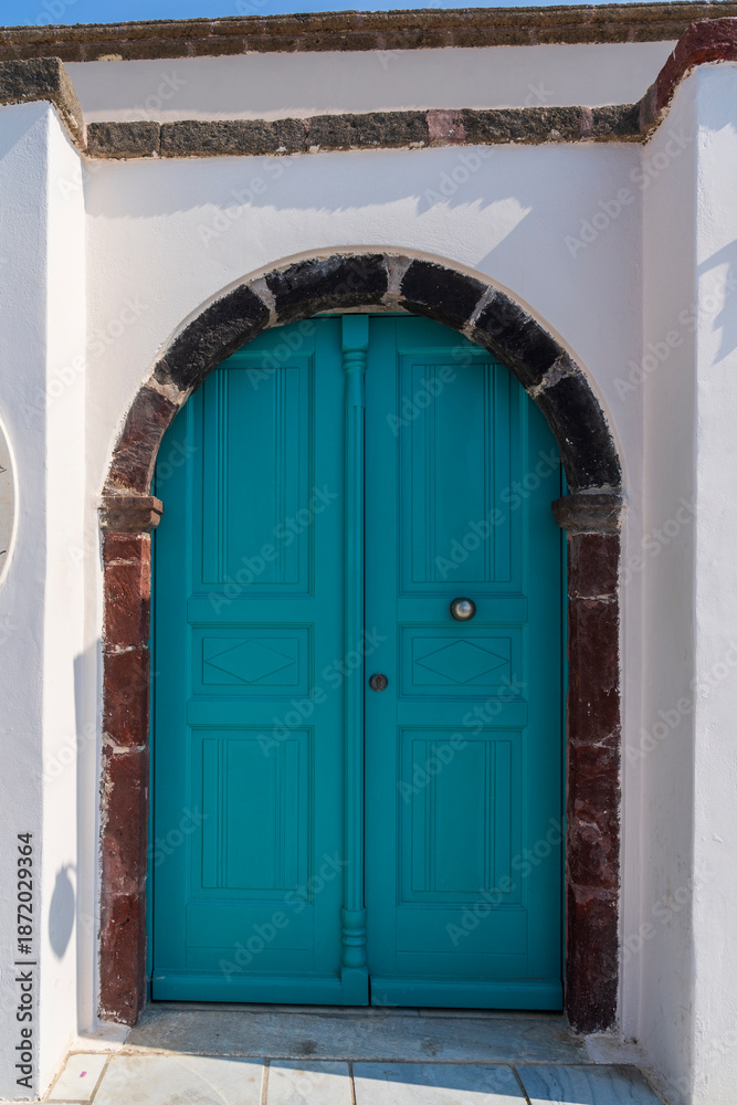 Fototapeta premium White washed wall and door in Oia, Santorini, Greece