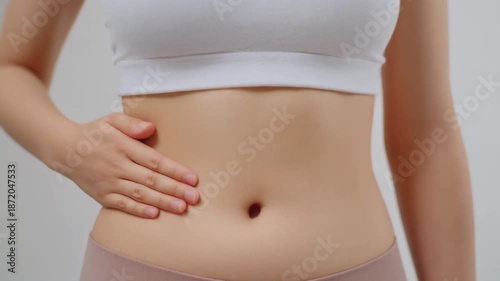 Wallpaper Mural ウエストラインに手を当てる女性が体型管理と健康意識を表現 Torontodigital.ca