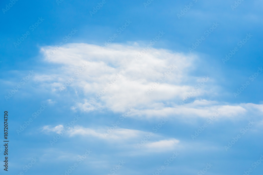 Fototapeta premium 冬の爽やか青空と太陽光で輝く雲のアップ65