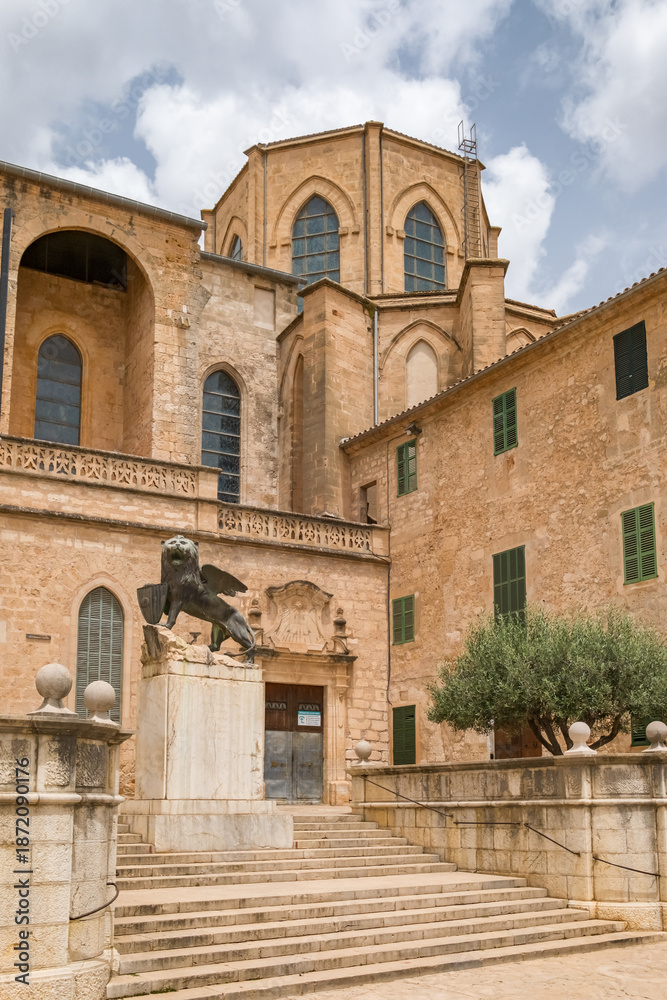 Fototapeta premium Bronze statue of the Lion of Saint Mark near church in Sineu Mallorca