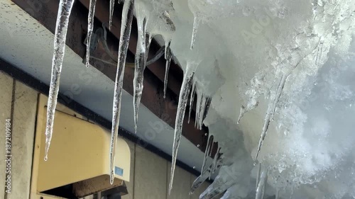 屋根のツララ　氷柱　冬　雪　氷　滴り落ちる水滴