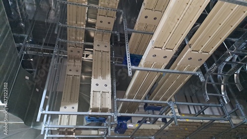 Fotografía electrical busduct and cable tray system supported by metal strut channels