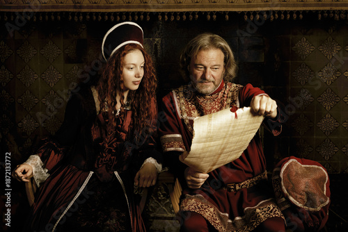 Obraz na płótnie Tudor king and queen reading parchment