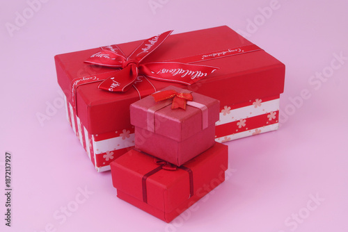 Φωτογραφία Gift boxes on pink background. Birthday and resent concept.